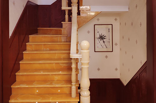 道滘镇中式别墅室内汉白玉石楼梯的定制安装装饰效果